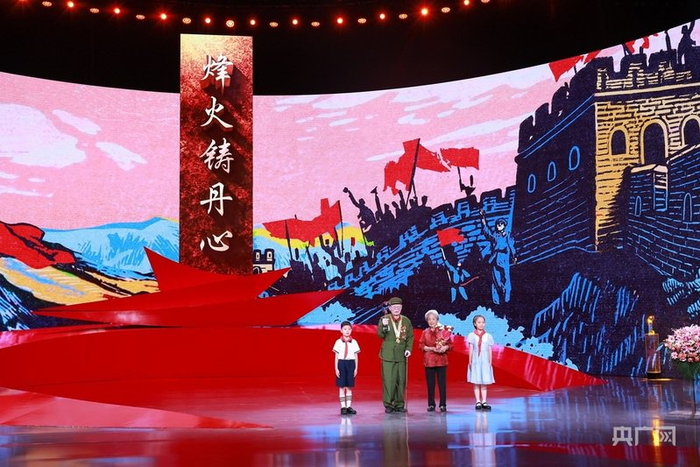 百岁抗战老兵李登月登上《感动中国2024年度人物颁奖盛典》（网络素材  央广网发）