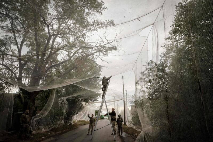 （资料图）顿巴斯地区的乌军在关键道路沿线搭建无人机防护网