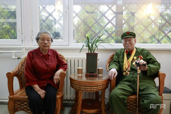 李登月和妻子曹康年（央广网记者沈杰辉  摄）