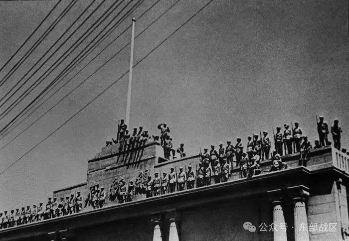 ▲1949年4月23日，人民解放军占领南京总统府。  