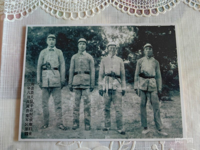 1945年，李登月和三位战友在豫北长垣县的合影（央广网记者郭佳丽  摄）