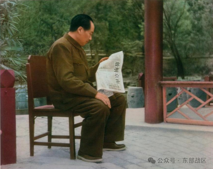 ▲毛泽东在北平香山双清别墅阅读南京解放的捷报。