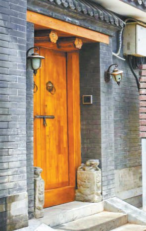 　　校场头条47号院原来的门上（上图）刻有金文“弘文世无匹，大器善为师”。如今门联随着老门板（下图）已不见踪影。 熊文摄