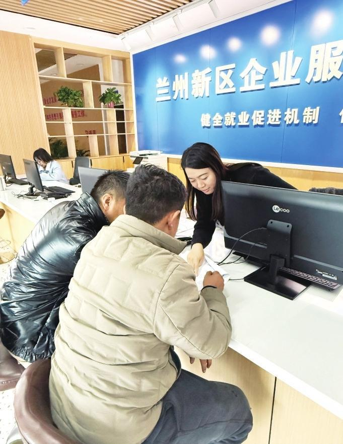 新区企业服务中心工作人员为求职者答疑解惑。兰州新区报记者 祁瑞龙 摄