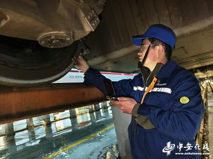 技术人员对高铁上的国产车轮进行检查