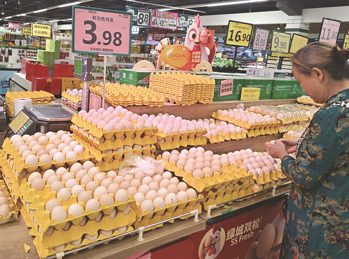     超市鸡蛋价格出现“3”字头。    本报记者黎兆齐 摄