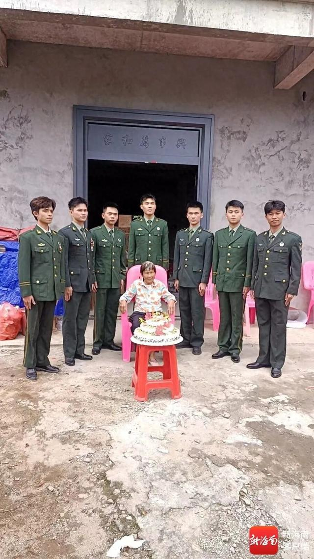 七名孙辈身披戎装为奶奶祝寿。冯大地供图 