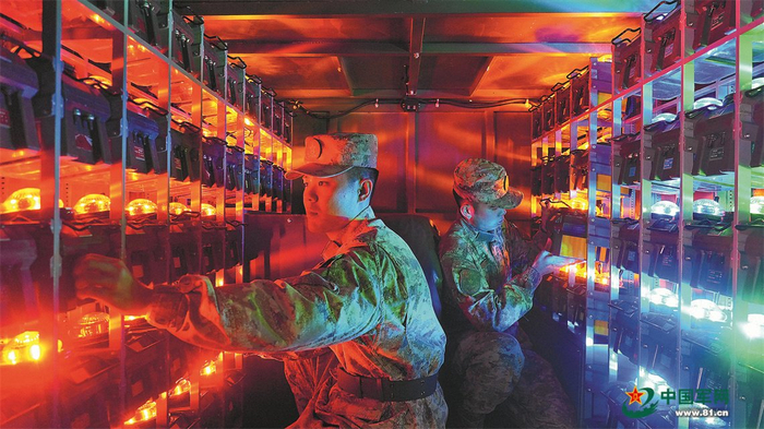 陆军航空兵学院某旅场务四站连灯光班战士在灯车内操作。韩生国摄