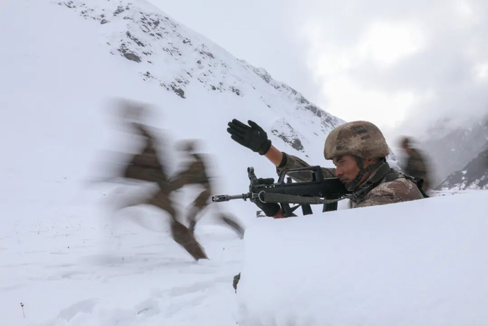 次罗布与战友进行战术协调训练