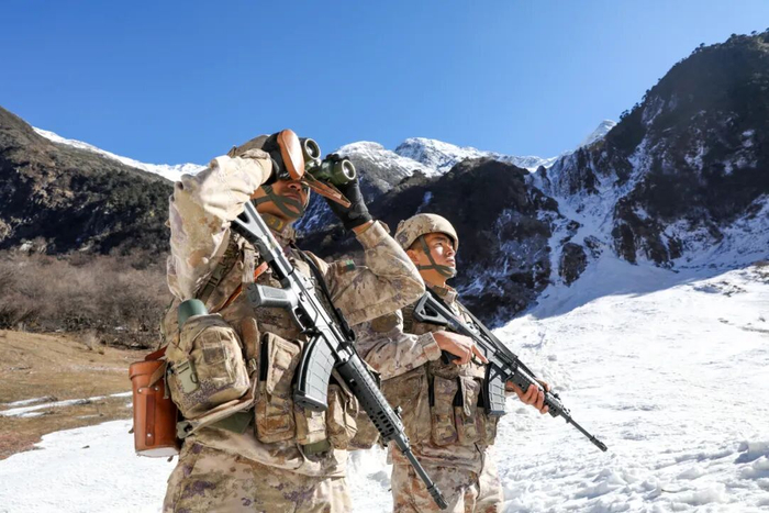 次罗布（左）与战友观察执勤