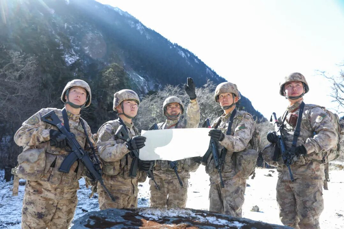 次罗布（中）与战友结合现地判定方位