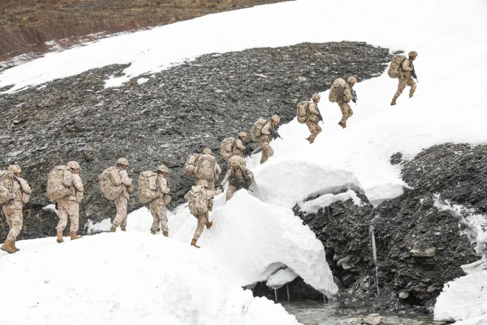 戍边官兵携手渡过冰河