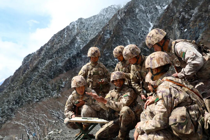 次罗布（前排左二）在训练中为战友讲解技术知识