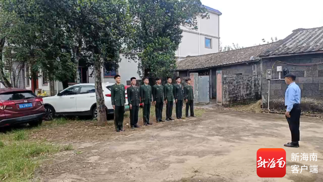 七名孙辈身披戎装为奶奶祝寿。冯大地供图 