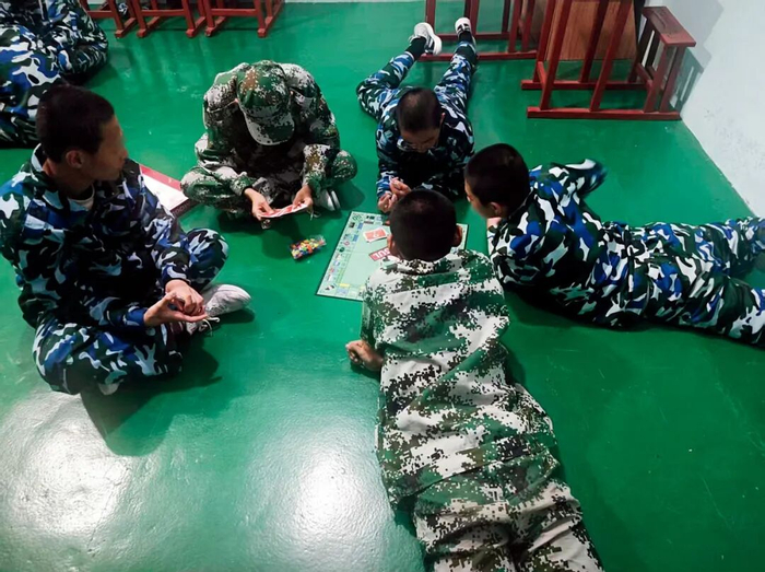 福建一家特训基地的心理辅导课上，孩子们在玩卡牌。