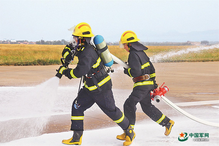 该连消防班战士进行特情处置训练。郭 庚摄