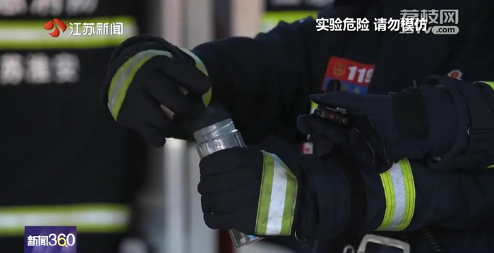 保温杯喷出热气