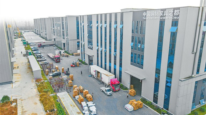 伊滨区庞村镇的洛阳市智能家居产业园，货车源源不断地从厂区将钢制家具发往世界各地。本版图片除署名外均为倪睿 摄