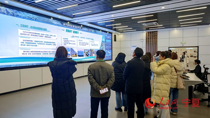 　　采风团成员参观闽宁绿电全景监测平台。人民网记者 宽容摄