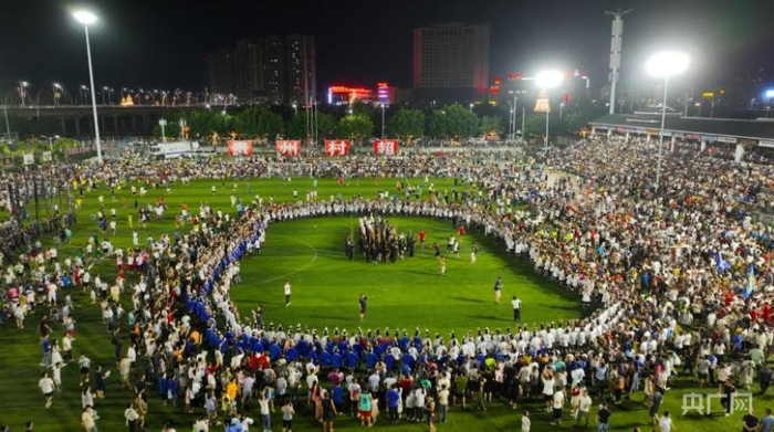 贵州“村超”现场人山人海（央广网发 杨再明 摄）