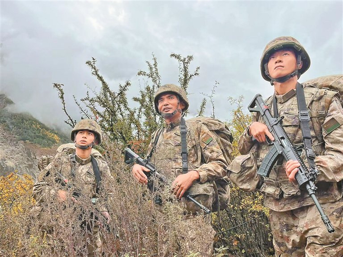 2025年11月，西藏军区某团一级上士次罗布（中）和战友们在巡逻途中观察前方路况。记者 丹增平措 摄