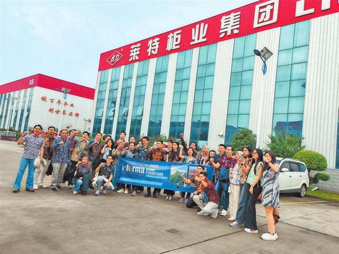 外商考察莱特柜业集团。 企业供图