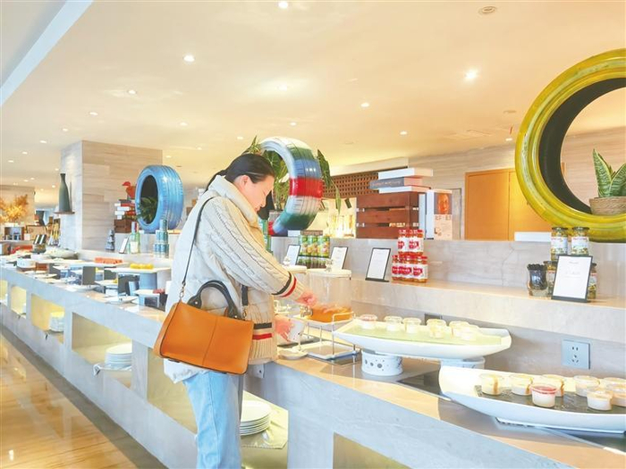 贵安新区安元瑞琪酒店餐厅。  贵州日报天眼新闻记者 丁亚 摄