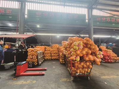 　　车板交易区，柚子成堆摆放等待交易。邓帆慧 摄