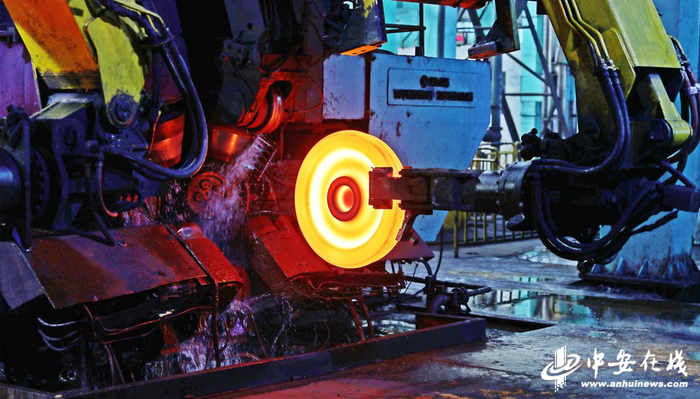 马钢自主研发的高铁车轮正在生产中