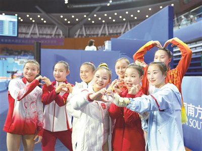 11月17日，第十五届全国运动会体操项目女子自由体操决赛在广东省肇庆市举行，参赛选手在比赛后合影。 新华社记者 胥冰洁  摄