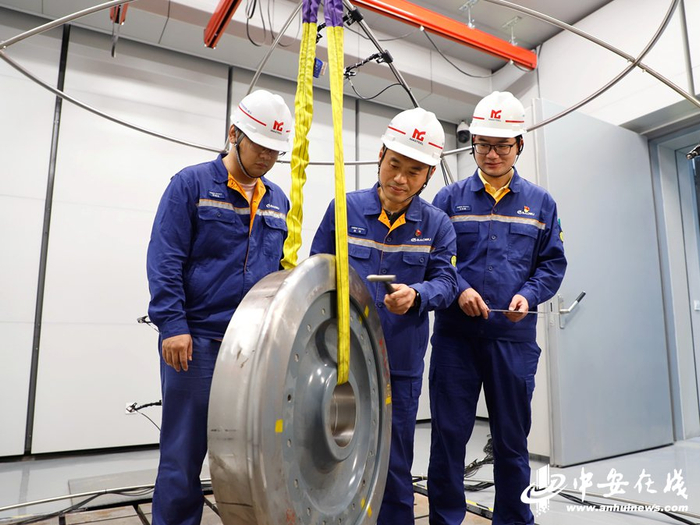 技术人员在对高铁车轮进行测试分析