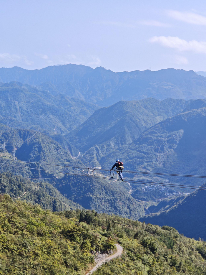 南方电网云南昭通供电局工作人员对500千伏甘溪乙线进行走线验收，及时排查并消除线路隐患。
