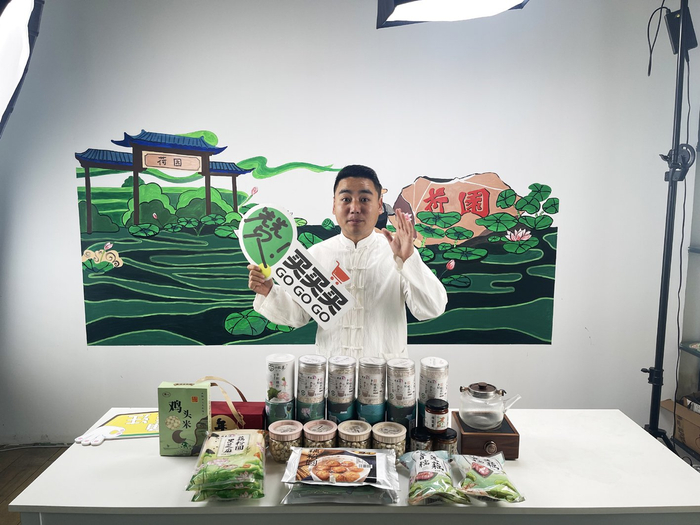 黄杰在直播间卖货。 宫鋆煜 摄