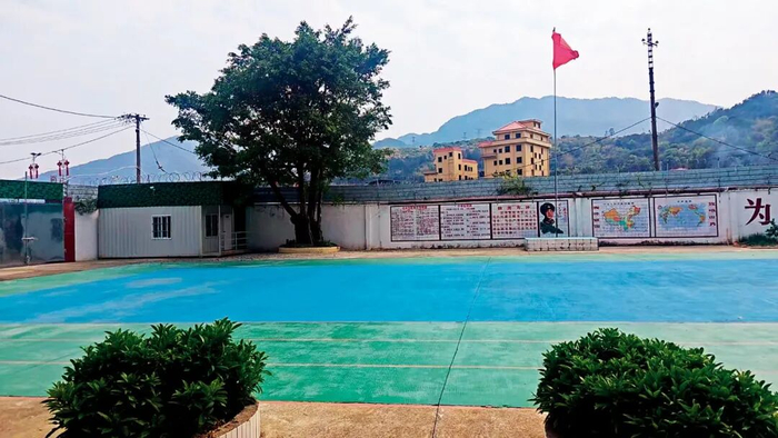 上图：一家特训基地心理辅导课上孩子们画的画  下图：一家特训基地的内部场地 图/受访者提供