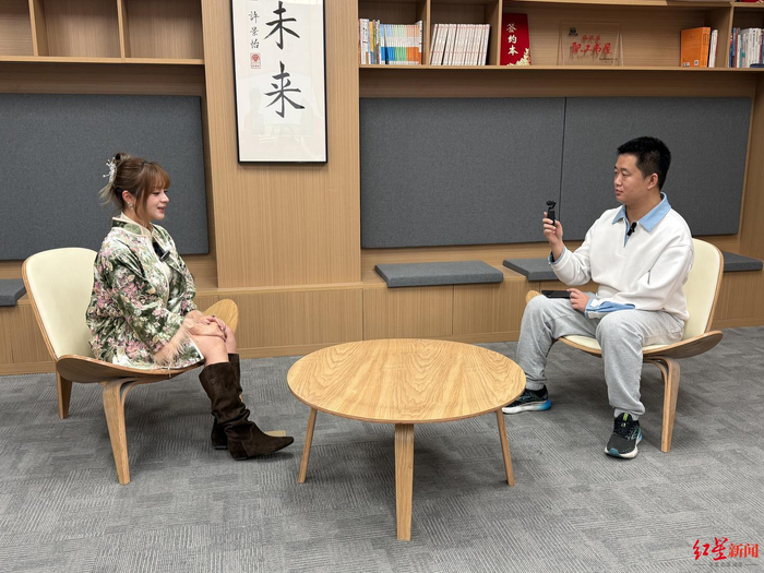 ▲红星新闻记者采访美依礼芽