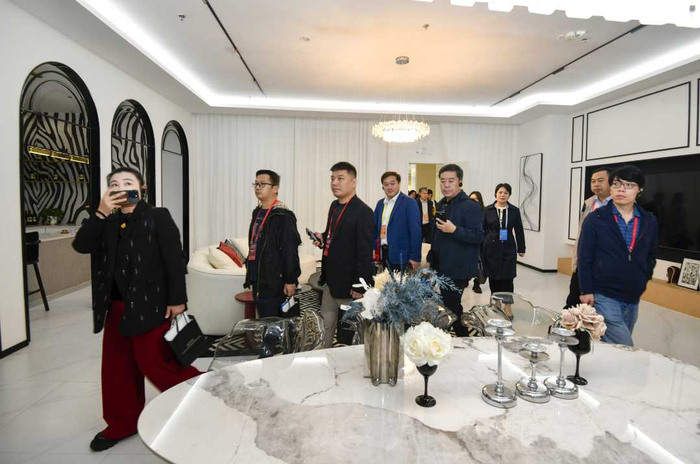 2025·郑州微短剧高质量发展大会嘉宾走进聚美微短剧拍摄基地，考察微短剧拍摄基地。徐宗福摄