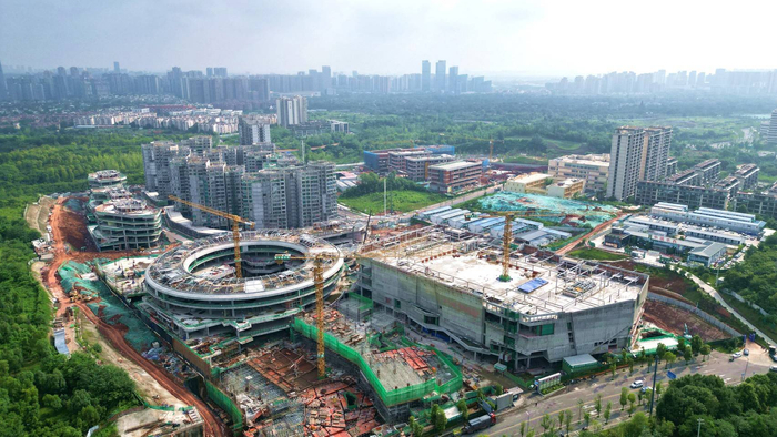 中国华西四川机司承建的麓湖生态城W2（悦溪）组团项目施工现场。四川省住房和城乡建设厅供图