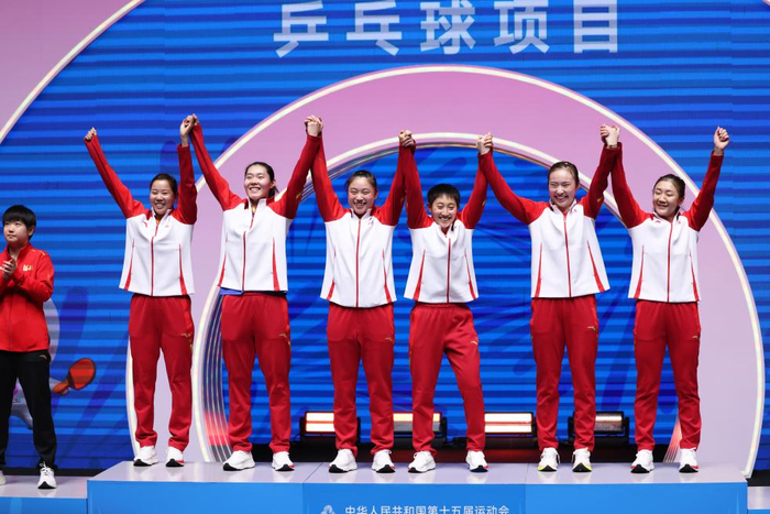 11月19日，冠军山东队在颁奖仪式上向观众致意。新华社记者 刘续 摄