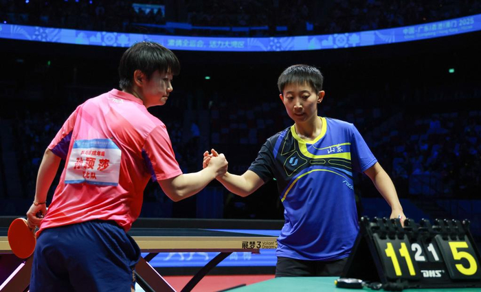 11月19日，河北队选手孙颖莎（左）与山东队选手范思琦在女单比赛后握手致意。孙颖莎3:1战胜范思琦。新华社记者 梁旭 摄