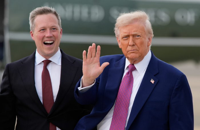   美国总统特朗普（右）与陆军部长德里斯科尔（美联社资料图片）