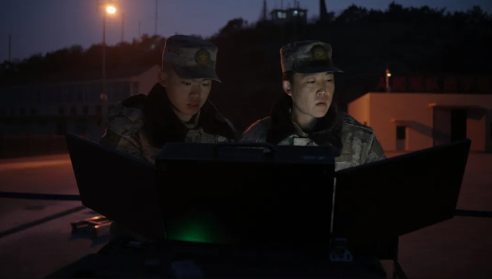 △官兵使用无人设备在夜间执行任务