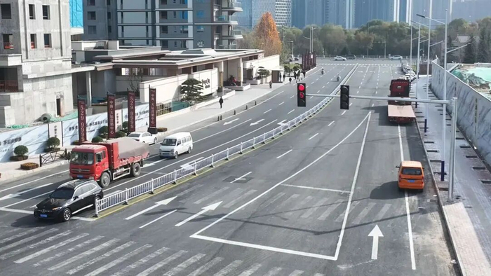 车辆在新铺路面平稳行驶