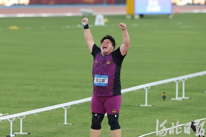 11月16日，河北运动员巩立姣庆祝胜利。河北日报记者 耿辉摄