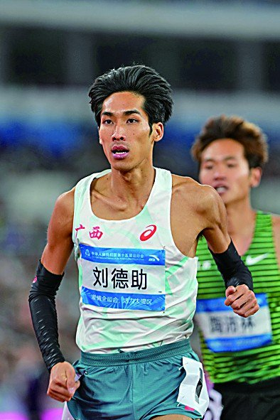 11月20日，十五运会田径项目男子1500米决赛在广州举行。广西队选手刘德助获得男子冠军。光明日报记者 陈城摄/光明图片