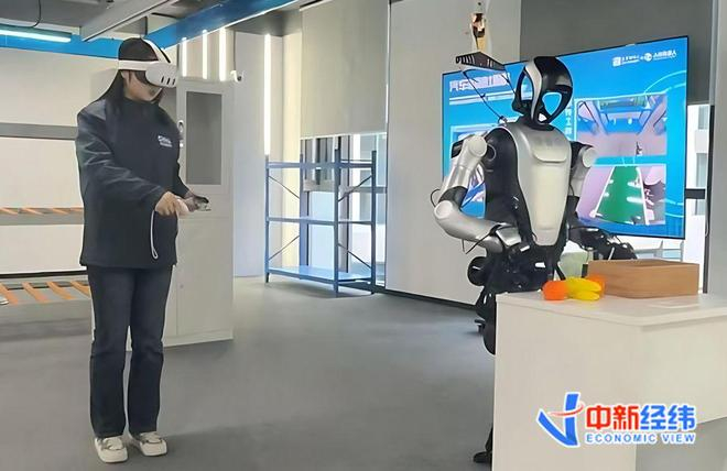 　　体验教机器人抓取物品 中新经纬摄