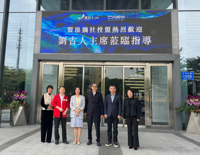 图源：刘吉人先生与盟浪管理团队合影