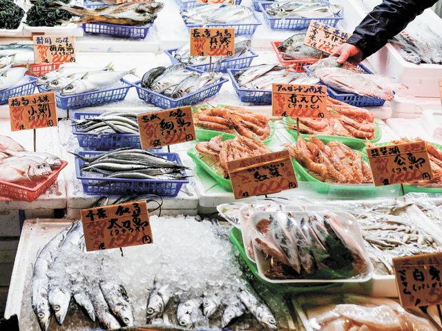 据日媒报道，中国暂停进口日本水产品。图为19日东京一家店内，商贩在整理海鲜。（图源：IC photo）