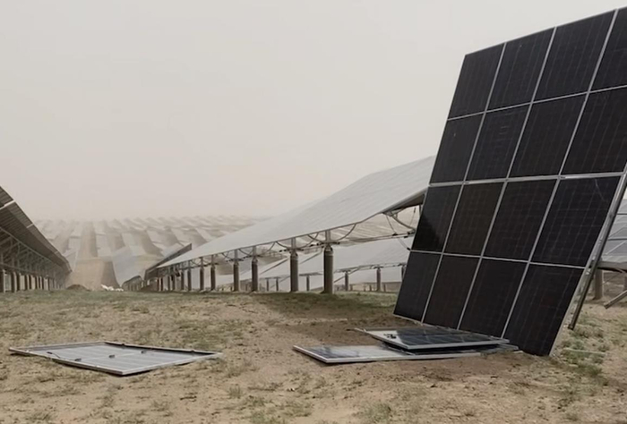 草原上建起光伏发电项目（来源：受访者提供的资料图）