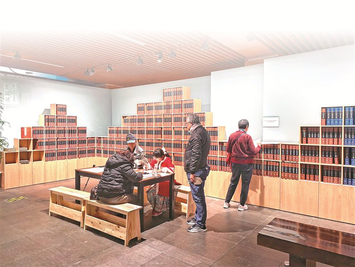 读者在国家典籍博物馆参观展览。刘同华 摄