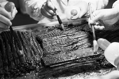 上图 文保人员正在进行红外扫描的准备工作。    下图 文保人员正在进行竹简保护工作。    江西省文物考古研究院供图